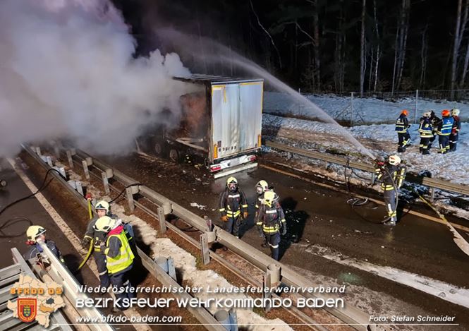 20230208 Lkw Sattelzug in Vollbrand bei Hochstra&szlig;   Foto: Stefan Schneider BFKDO BADEN