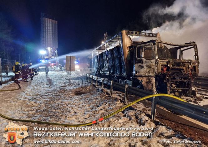 20230208 Lkw Sattelzug in Vollbrand bei Hochstra&szlig;   Foto: Stefan Schneider BFKDO BADEN