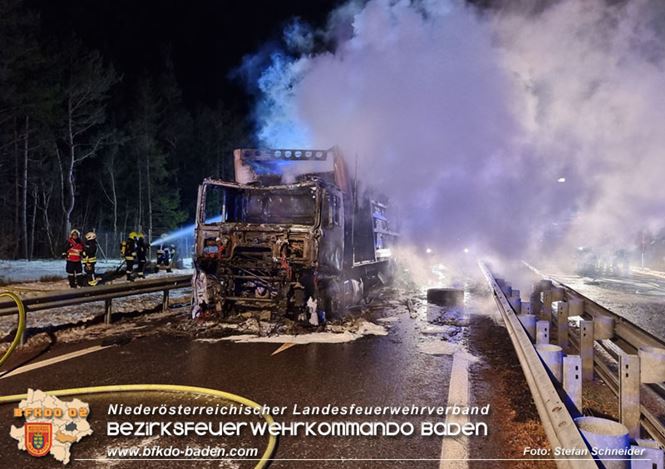 20230208 Lkw Sattelzug in Vollbrand bei Hochstra&szlig;   Foto: Stefan Schneider BFKDO BADEN
