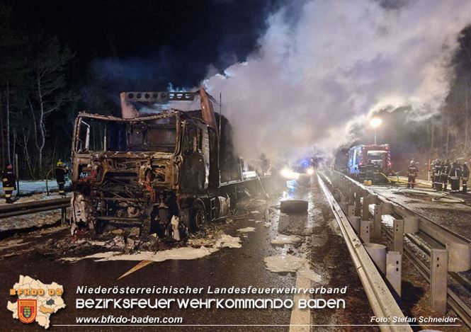 20230208 Lkw Sattelzug in Vollbrand bei Hochstra&szlig;   Foto: Stefan Schneider BFKDO BADEN