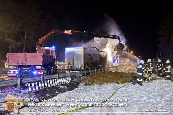 20230208 Lkw Sattelzug in Vollbrand bei Hochstra&szlig;   Foto: Stefan Schneider BFKDO BADEN