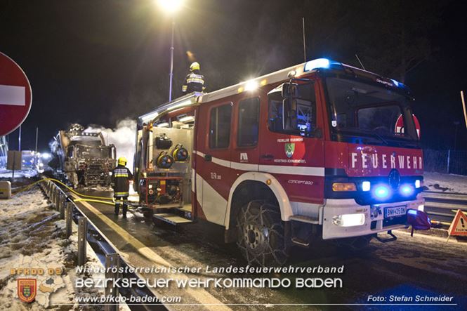 20230208 Lkw Sattelzug in Vollbrand bei Hochstra&szlig;   Foto: Stefan Schneider BFKDO BADEN