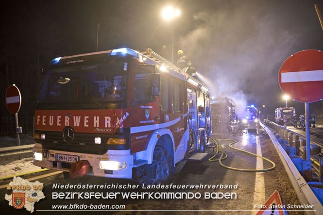 20230208 Lkw Sattelzug in Vollbrand bei Hochstra&szlig;   Foto: Stefan Schneider BFKDO BADEN