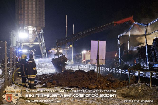 20230208 Lkw Sattelzug in Vollbrand bei Hochstra&szlig;   Foto: Stefan Schneider BFKDO BADEN