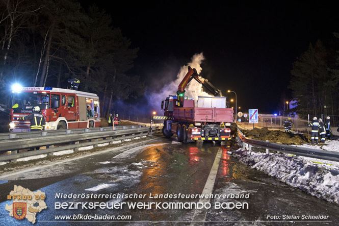 20230208 Lkw Sattelzug in Vollbrand bei Hochstra&szlig;   Foto: Stefan Schneider BFKDO BADEN
