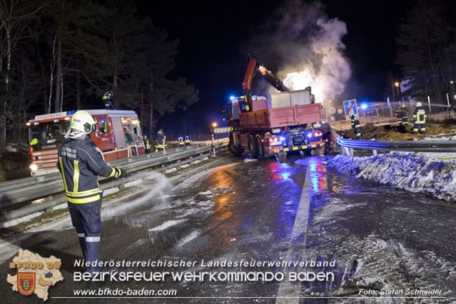 20230208 Lkw Sattelzug in Vollbrand bei Hochstra&szlig;   Foto: Stefan Schneider BFKDO BADEN