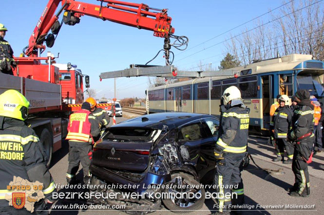 20230209 VU Elektrofahrzeug prallt gegen Badner-Bahn in Mllersdorf  Foto: Freiwillige Feuerwehr Mllersdorf