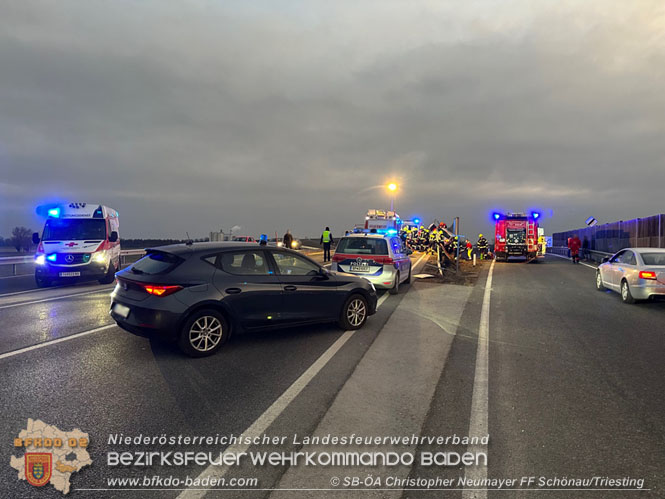 20230214 Kleinwagen prallt auf B17 gegen Lärmschutzwand Foto: ASB Christopher Neumayer FF Schönau/Triesting 20230214 Kleinwagen prallt auf B17 gegen Lärmschutzwand Foto: ASB Christopher Neumayer FF Schönau/Triesting