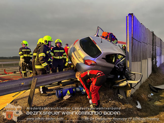 20230214 Kleinwagen prallt auf B17 gegen Lärmschutzwand  Foto: ASB Christopher Neumayer FF Schönau/Triesting