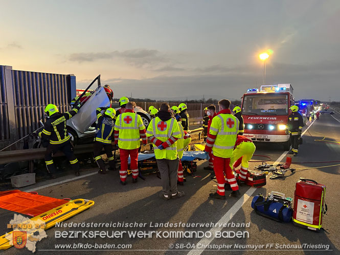 20230214 Kleinwagen prallt auf B17 gegen Lärmschutzwand  Foto: ASB Christopher Neumayer FF Schönau/Triesting