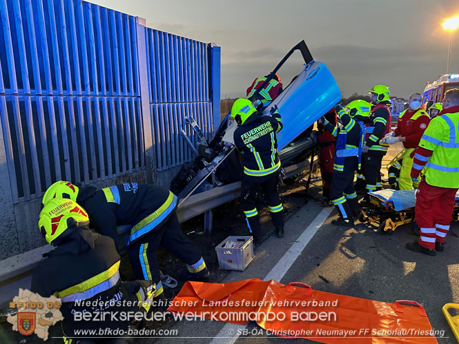 20230214 Kleinwagen prallt auf B17 gegen Lärmschutzwand  Foto: ASB Christopher Neumayer FF Schönau/Triesting