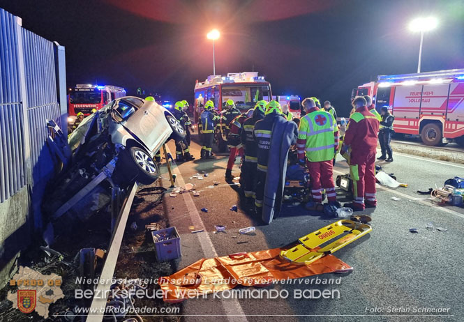 20230214 Kleinwagen prallt auf B17 gegen Lärmschutzwand Foto: Stefan Schneider BFKDO BADEN 20230214 Kleinwagen prallt auf B17 gegen Lärmschutzwand Foto: Stefan Schneider BFKDO BADEN
