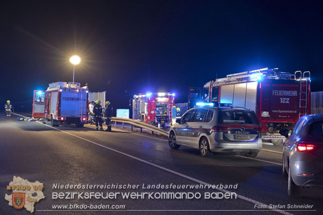 20230214 Kleinwagen prallt auf B17 gegen Lärmschutzwand  Foto: Stefan Schneider BFKDO BADEN