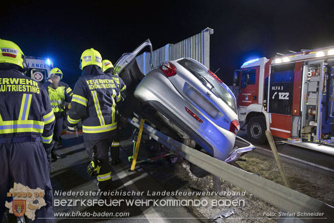 20230214 Kleinwagen prallt auf B17 gegen Lärmschutzwand  Foto: Stefan Schneider BFKDO BADEN