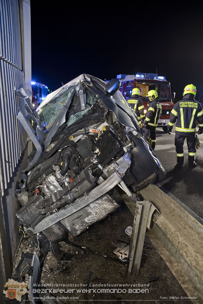 20230214 Kleinwagen prallt auf B17 gegen Lärmschutzwand Foto: Stefan Schneider BFKDO BADEN 20230214 Kleinwagen prallt auf B17 gegen Lärmschutzwand Foto: Stefan Schneider BFKDO BADEN