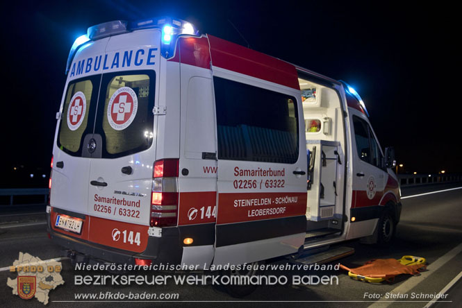 20230214 Kleinwagen prallt auf B17 gegen Lärmschutzwand  Foto: Stefan Schneider BFKDO BADEN