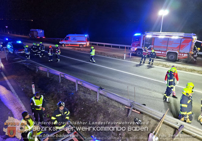 20230214 Kleinwagen prallt auf B17 gegen Lärmschutzwand  Foto: Stefan Schneider BFKDO BADEN