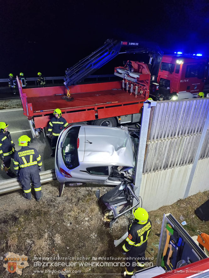 20230214 Kleinwagen prallt auf B17 gegen Lärmschutzwand Foto: Stefan Schneider BFKDO BADEN 20230214 Kleinwagen prallt auf B17 gegen Lärmschutzwand Foto: Stefan Schneider BFKDO BADEN