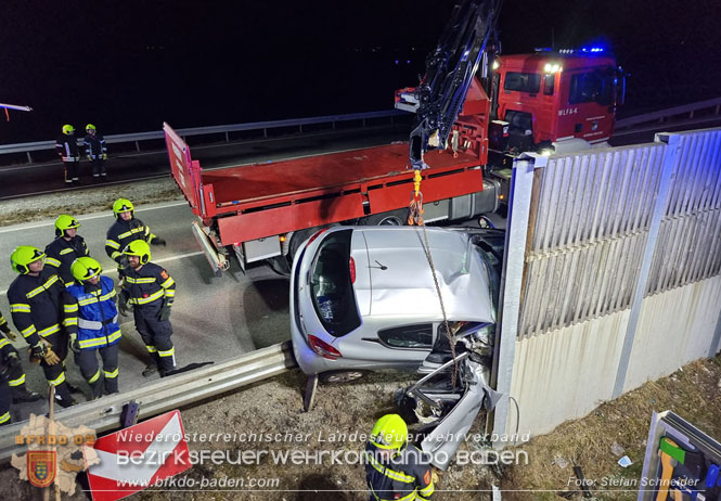 20230214 Kleinwagen prallt auf B17 gegen Lärmschutzwand  Foto: Stefan Schneider BFKDO BADEN