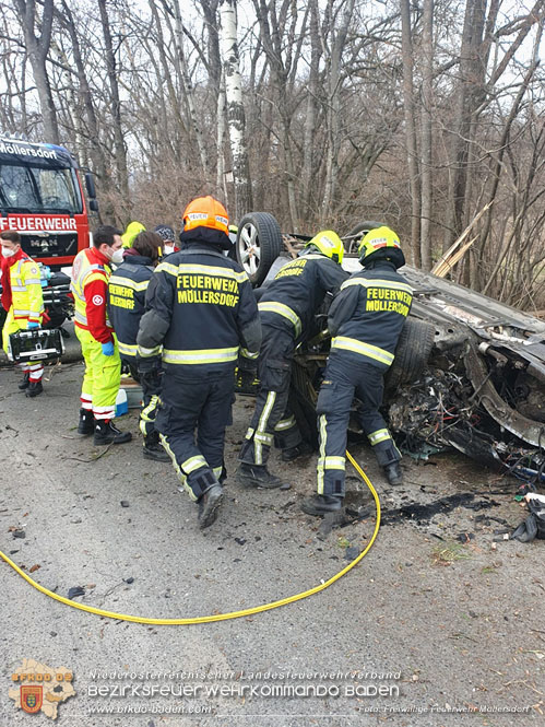 20230305 Menschenrettung nach Fahrzeugüberschlag auf der L2085  Foto: Freiwillige Feuerwehr Möllersdorf