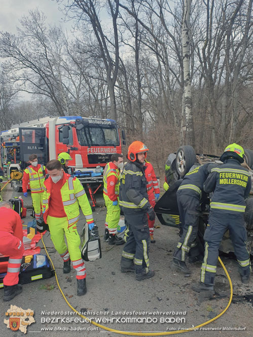 20230305 Menschenrettung nach Fahrzeugüberschlag auf der L2085  Foto: Freiwillige Feuerwehr Möllersdorf