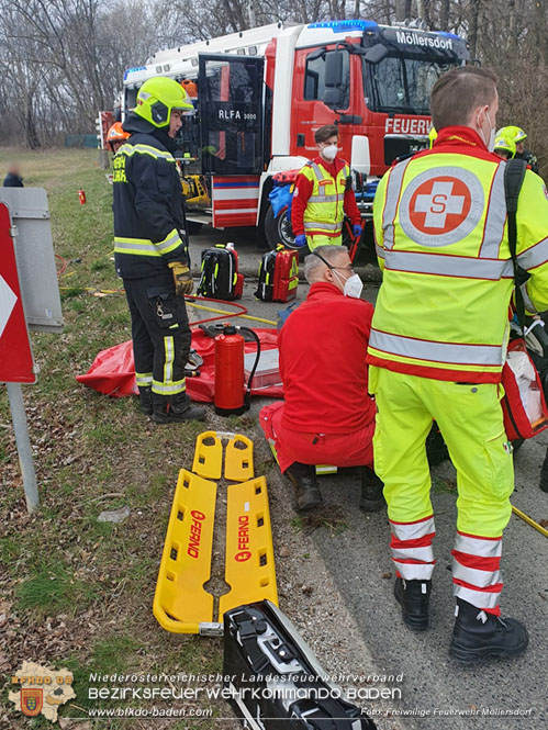 20230305 Menschenrettung nach Fahrzeugüberschlag auf der L2085 Foto: Freiwillige Feuerwehr Möllersdorf 20230305 Menschenrettung nach Fahrzeugüberschlag auf der L2085 Foto: Freiwillige Feuerwehr Möllersdorf