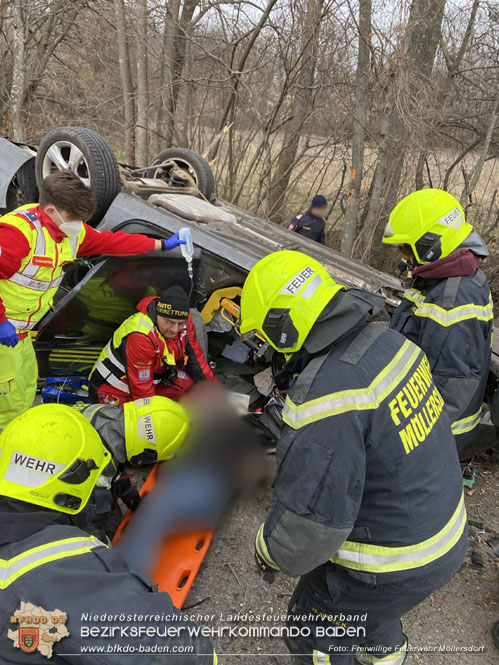 20230305 Menschenrettung nach Fahrzeugüberschlag auf der L2085 Foto: Freiwillige Feuerwehr Möllersdorf 20230305 Menschenrettung nach Fahrzeugüberschlag auf der L2085 Foto: Freiwillige Feuerwehr Möllersdorf