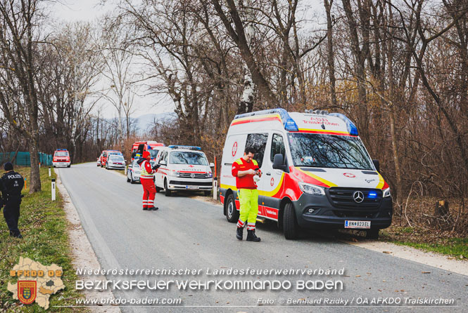 20230305 Menschenrettung nach Fahrzeugüberschlag auf der L2085  Foto: Bernhard Rzidky Team ÖA AFKDO Traiskirchen
