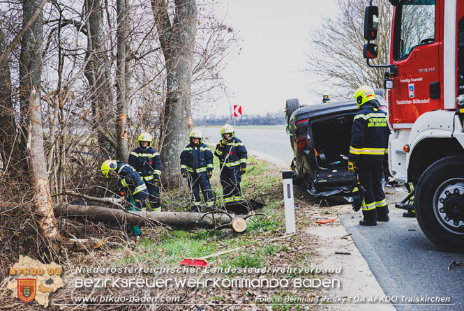 20230305 Menschenrettung nach Fahrzeugüberschlag auf der L2085 Foto: Bernhard Rzidky Team ÖA AFKDO Traiskirchen 20230305 Menschenrettung nach Fahrzeugüberschlag auf der L2085 Foto: Bernhard Rzidky Team ÖA AFKDO Traiskirchen