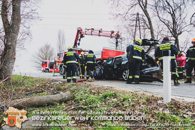 20230305 Menschenrettung nach Fahrzeugberschlag auf der L2085  Foto: Bernhard Rzidky Team A AFKDO Traiskirchen