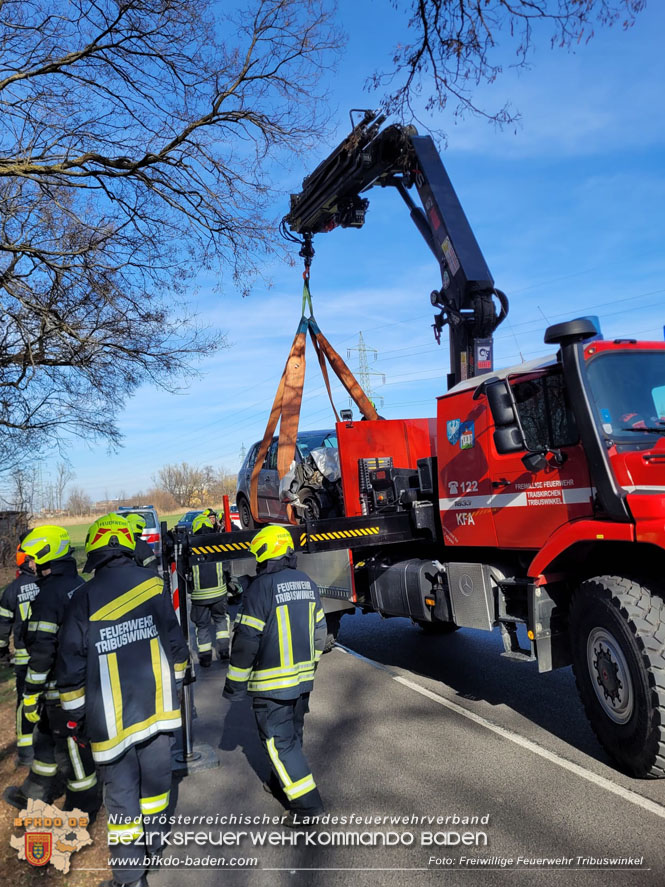 20230317 Verkehrsunfall bei Tribuswinkel auf der Leesdorferstraße Foto: Stefan & Nina Mitheis FF Tribuswinkel 20230317 Verkehrsunfall bei Tribuswinkel auf der Leesdorferstraße Foto: Stefan & Nina Mitheis FF Tribuswinkel