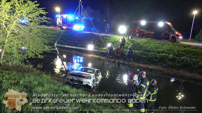 20230421 Feuerwehr rettet Lenkerin aus Pkw im Wiener Neustädter Kanal in Kottingbrunn   Foto: Stefan Schneider BFKDO BADEN