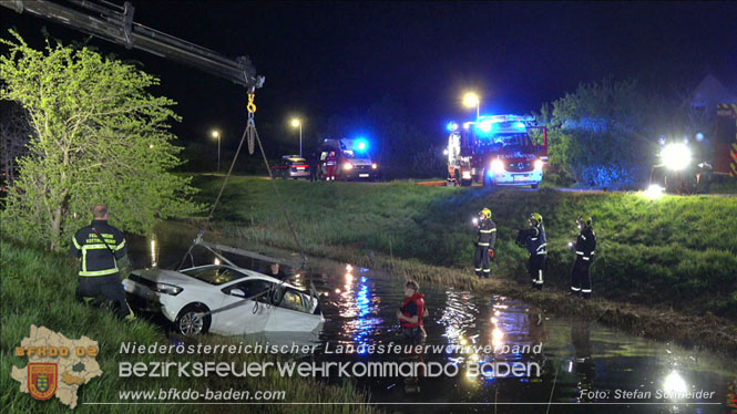 20230421 Feuerwehr rettet Lenkerin aus Pkw im Wiener Neustädter Kanal in Kottingbrunn Foto: Stefan Schneider BFKDO BADEN 20230421 Feuerwehr rettet Lenkerin aus Pkw im Wiener Neustädter Kanal in Kottingbrunn Foto: Stefan Schneider BFKDO BADEN