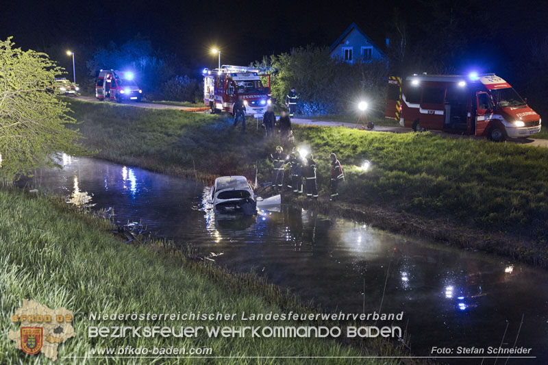 20230421 Feuerwehr rettet Lenkerin aus Pkw im Wiener Neustädter Kanal in Kottingbrunn Foto: Stefan Schneider BFKDO BADEN 20230421 Feuerwehr rettet Lenkerin aus Pkw im Wiener Neustädter Kanal in Kottingbrunn Foto: Stefan Schneider BFKDO BADEN
