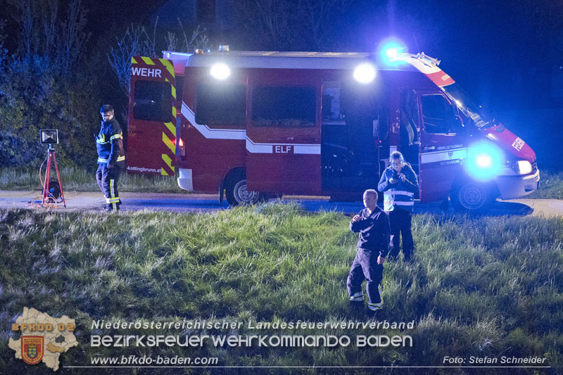 20230421 Feuerwehr rettet Lenkerin aus Pkw im Wiener Neustädter Kanal in Kottingbrunn   Foto: Stefan Schneider BFKDO BADEN