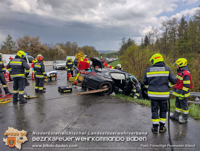 20230429 Menschenrettung nach Verkehrsunfall auf der A21  Foto: Freiwillige Feuerwehr Alland