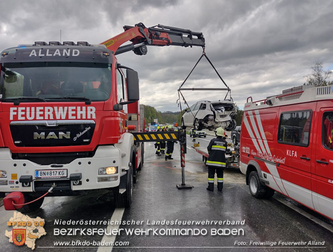 20230429 Menschenrettung nach Verkehrsunfall auf der A21 Foto: Freiwillige Feuerwehr Alland 20230429 Menschenrettung nach Verkehrsunfall auf der A21 Foto: Freiwillige Feuerwehr Alland