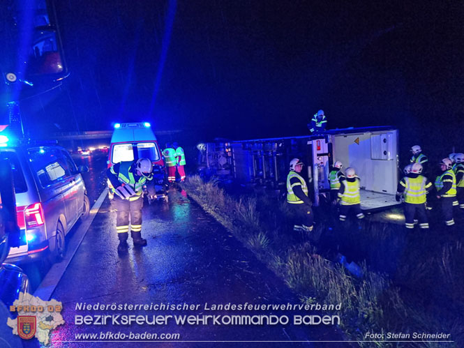 20230502 Lkw Unfall auf der A2 bei Traiskirchen  Foto: Stefan Schneider BFKDO BADEN