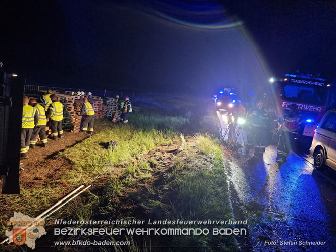 20230502 Lkw Unfall auf der A2 bei Traiskirchen  Foto: Stefan Schneider BFKDO BADEN