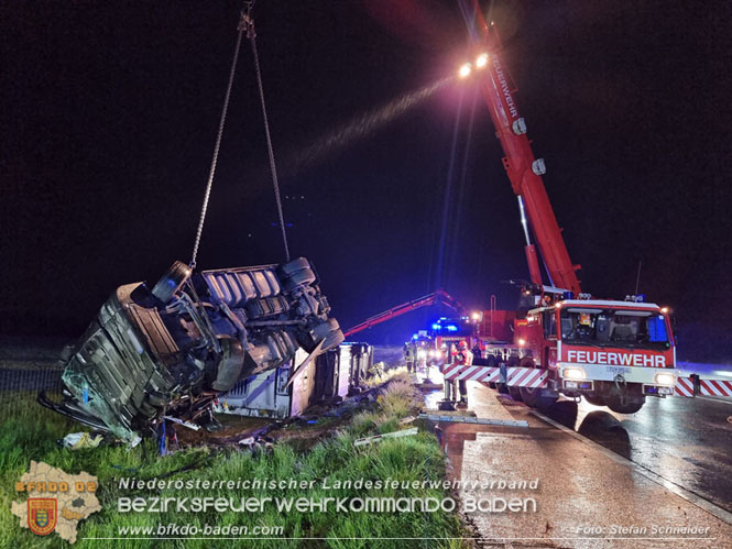 20230502 Lkw Unfall auf der A2 bei Traiskirchen Foto: Stefan Schneider BFKDO BADEN 20230502 Lkw Unfall auf der A2 bei Traiskirchen Foto: Stefan Schneider BFKDO BADEN
