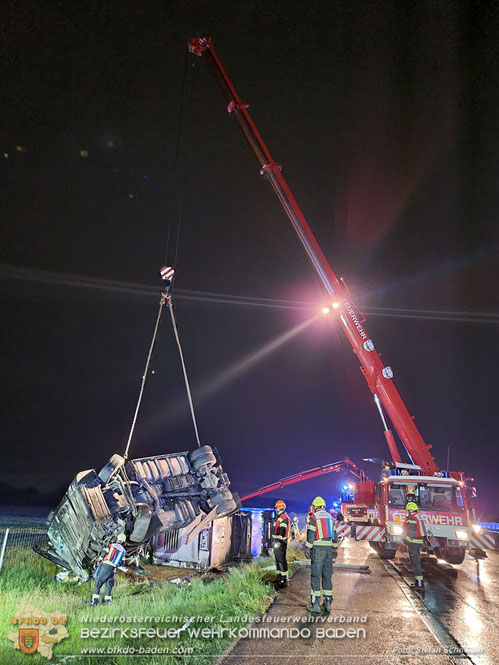 20230502 Lkw Unfall auf der A2 bei Traiskirchen Foto: Stefan Schneider BFKDO BADEN 20230502 Lkw Unfall auf der A2 bei Traiskirchen Foto: Stefan Schneider BFKDO BADEN