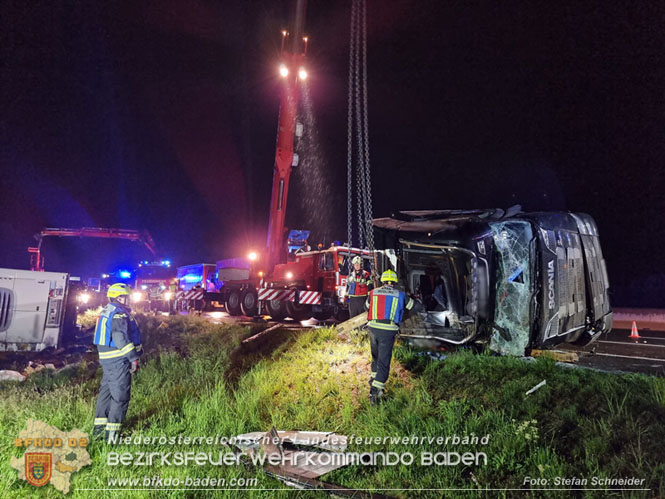 20230502 Lkw Unfall auf der A2 bei Traiskirchen  Foto: Stefan Schneider BFKDO BADEN