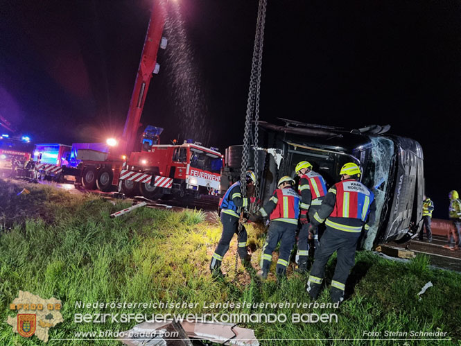 20230502 Lkw Unfall auf der A2 bei Traiskirchen  Foto: Stefan Schneider BFKDO BADEN