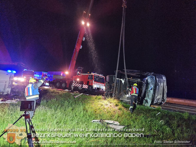 20230502 Lkw Unfall auf der A2 bei Traiskirchen Foto: Stefan Schneider BFKDO BADEN 20230502 Lkw Unfall auf der A2 bei Traiskirchen Foto: Stefan Schneider BFKDO BADEN