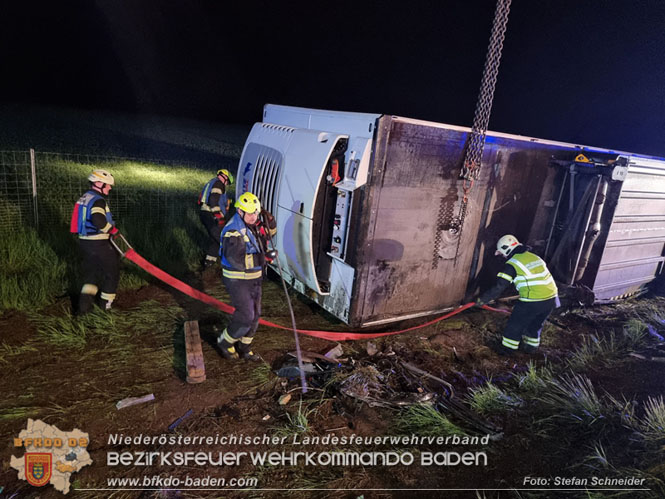 20230502 Lkw Unfall auf der A2 bei Traiskirchen Foto: Stefan Schneider BFKDO BADEN 20230502 Lkw Unfall auf der A2 bei Traiskirchen Foto: Stefan Schneider BFKDO BADEN