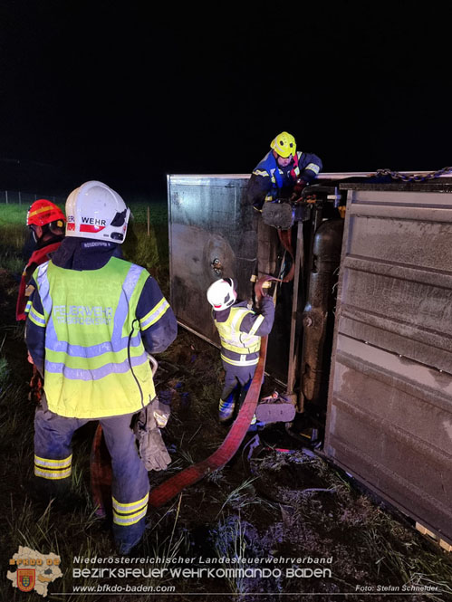 20230502 Lkw Unfall auf der A2 bei Traiskirchen  Foto: Stefan Schneider BFKDO BADEN