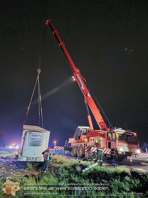 20230502 Lkw Unfall auf der A2 bei Traiskirchen  Foto: Stefan Schneider BFKDO BADEN