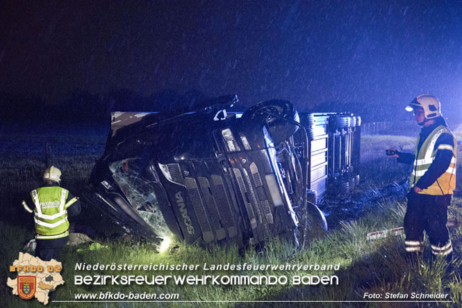 20230502 Lkw Unfall auf der A2 bei Traiskirchen  Foto: Stefan Schneider BFKDO BADEN