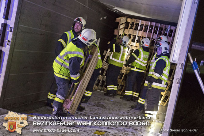 20230502 Lkw Unfall auf der A2 bei Traiskirchen  Foto: Stefan Schneider BFKDO BADEN