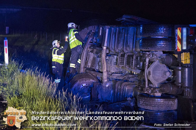 20230502 Lkw Unfall auf der A2 bei Traiskirchen  Foto: Stefan Schneider BFKDO BADEN